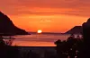 Sola går i havet, utanfor Husevåg øy, nær Måløy.