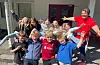 Det går 13 elevar i fjerde klasse ved Risvoll skule. Her jublar nokre av dei for premien i hoppetaukonkurransen.