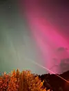 Nydeleg nordlys over bygda. Bildet blei tatt på Solbrekk.