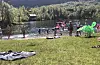 Temperaturar godt over 20-talet har fått saudabuen til å søka det våte element. Her frå badeliv ved Storemyrtjødna måndag.