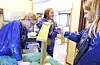 Inger Kristine Ringhagen, Alva Espevik Lutteke og Linea Bruknapp Dolmen er det komande skuleåret sjuandeklassingar. Risvollelevane blei fotografert i februar, då dei jobba med i full sving med å olja ei av oppgåvetavlene dei har laga for Ny Von.