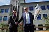 Ola Breivik fekk Eldsjelprisen 2023. Ordførar Håvard Handeland delte ut prisen under 17. mai-feiringa på Rådhusplassen i år.
