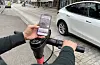 Ikke greit i fart, men heller ikke greit om du stoppar. Unntaket er om du står på fortauet og ikke er ein del av trafikkbildet.