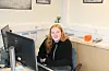 Signe Fosstveit (18) har sommarjobb på turistinformasjonen.