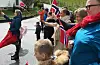 Regjeringa vil at alle i heile Norge skal synga nasjonalsongen på likt, klokka 12.00, på nasjonaldagen. Bildet er frå Fløgstadvegen i fjor, då kjøretøykortesjen passerte.