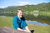 Badebrygga (i bakgrunnen) blei fredag funnen på driv, etter at nokon har lausna den fra fortøyinga. Ragnar Fosstveit i Sauda ferie 6 fritid synes det er trasig at nokon velger å øydelegge på ein stad mange har stor glede av.