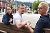 Sauda Sentrumsutvikling blei vedtatt avvikla tidlegare denne månaden. Det avtroppande styret, her ved styremedlem Yvonne Herheim (frå venstre), leiar Andreas Isaksen og nestleiar Solfrid Seim, synest det er vanskeleg å forstå at bedrifter i sentrum ikkje har ønska å vere del av sentrumsorganisasjonen. Foto: Even Emberland.