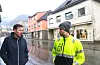 Innbydande og fine bygg er ein viktig del av inntrykket Sauda gir, og her er det ikkje like godt halde ved like overalt, meiner kommunalsjef næring Eirik Daniel Fatnes (til høgre) og leiar i Sauda Handelsforening, Nicholas Guindani.