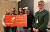 Sauda klatreklubb kunne tysdag kveld motta eit synleg bevis på at dei får 100 000 kroner til inkluderande tiltak». Frå venstre: Marie Vikeså, Olaf Årthun, Andreas Rolfsen, Arve Ripland og Equinors Roar Sørensen.