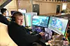 Mikail Tungland Simsek (17) sitter saman med Johannes Frøystad som sitt i bakgrunnen.