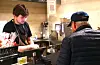 Justinas Draugelis stortrivst i jobben som bakerimedarbeidar på Rysteg Bakeri. Her serverer han stamkunde Ivar Eikemo.
