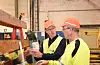 Dagleg leiar ved Si-Glass, Lars Sigve Søndenå (venstre) opplyser at bedrifta stenger ned produksjonen i ettermiddag, på grunn av dei høge straumprisane. Bildet er tatt i ein annan samanheng.