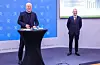 Finansminister Trygve Slagsvold Vedum (Sp) reknar med stort engasjement og krevjande innspel når han sender Skatteutvalets forslag ut på høyring. Utvalsleiar Ragnar Torvik til høyre.