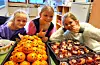 Ada Bakke Hindrumsen (frå venstre), Pernille Olsen Lilleskog og Engla King styrar kiosken. På menyen står blant anna gelé med auger og makk oppi. Velbekomme.