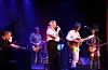 Saudasvaggane opna konserten med fleire Nilsemann»-låtar saman med Ingrid R. Hagesæther. Frå venstre: Magnar Birkeland, Oddwar Wiersen, Sindre Nordengen, Nils Kristen Herheim og Odd Erik Egge.