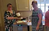 I Anna´s Kafé får du, ifølge Ågot F. Grindheim, heimebakte kaker, nysteikte vaflar, deilig gjærbakst og nytrakta kaffi frå dei finaste porselenskoppar». Mange gjester legg søndagsturen til kafeen, som ligg nær Rødstjødna. På bildet ser me kafévertinnene Ågot F. Grindheim, Hilde Thomassen og Sissel Handeland.