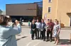 Formannskapet vedtok i april i fjor å gi eldsjelprisen for 2021 til Hans Søndenå. Etter møtet blei det blomeoverrekking og fotografering. Arkivfoto.
