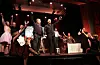 Voi voi-ensemblet hadde med seg fleire profesjonelle artistar. Her ser me Johan Christer Novsjø og Espen Solsbak (i midten) i Konge på ei kro» frå Les Miserables».