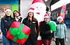 Det skal ikkje stå på julestemninga i butikkane i sentrum, skal vi tru Janne Hindrumsen (frå venstre), Irene Johansson, Bodil Brekke, Heidi Huse, Kjetil Aartun og Eline Birkeland.