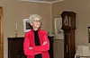 TRIVST PÅ FLØGSTAD: Aslaug Astad bur framleis i tomannsbustaden som ho og familien flytta inn i på 1950-talet. (Foto: Ingvil Bakka)