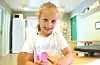 Kamilla (6) likar best å drikka brus på sommaren.