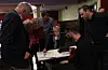 Kommunestyret vedtok eit budsjett onsdag, som innheld den varsla avgiftsrabatten og støtteordninga til lokalt næringsliv. Her prøver representantane frå Høgre, Arbeidarpartiet og Sosialistisk Venstreparti å bli einige om eit leigesatsforslag i ein pause midt under møtet.