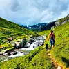 Den nye Sauda Seven Summits-sesongen er i gang, med godt over 40 påmeldte, bare fire dagar etter at dei sju nye nutane i årets sesong blei lansert. Det årlege arrangementet har ført mange saudabuar, hyttefolk og turistar opp til nye, spennande turmål i saudanaturen. På bildet ser me Hildegun Solheim og hunden Happy i Grødalen, på veg til Nordreskårnuten, som er ein av årets utvalde nutar.