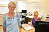 KOLLEGAER: Brit Bjelland (nærast kamera) starta som saksbehandlar ved Bestillarkontoret i 2004 og fekk god opplæring av sekretær Erna Aarthun. I sommar takka Bjelland ja til å leia kontoret.