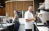 Janne Hindrumsen og Nicholas Guindani ved Kraft Kafe i Sauda.