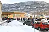 Fleire hundre saudabuar var torsdag ettermiddag møtt opp for å få sin tredje vaksinedose. Rundt Saudahallen var det store trafikale utfordringar.