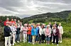 28 medlemmer i Sauda sanitetsforening deltok på sommaravslutninga i Vikedal. Bildet er tatt rett for heimreise.