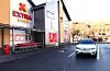 Coop ønsker å bygge ut høgre del av bygget i retning fylkesvegen for å gi plass til nytt påbygg som skal huse Vinmonopolet.