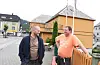 HAR PLANANE KLARE: Sondre Birkeland (til venstre) og Alf Gunar Lofthus i Byggmester Sondre Birkeland AS kjøper Selvig-bygget om kommunen omregulerar andre og tredje etasje, slik at dei kan lage leilegheiter over næringsdrifta på gateplanet. (Foto: Even Emberland)