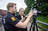 Politiet tok i mars i bruk ein ny laserteknologi i fartskontrollar. Den har vist seg å vere veldig effektiv og no kan politiet ta fartssyndarar på nye stadar. Her er justisminister Emilie Enger Mehl med utrykkingspolitiet på fartskontroll i 2022.