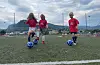 Sauda IL er flinke på inkludering. Dette er eit illustrasjonsfoto, henta frå fotballskulen i fjor sommar, då Kamille Birkeland Knudsen, Sigrid Fløgstad og Sune Jensen var blant deltakarane.