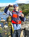 Ein glad fiskar med ein flott fangst. Gjengen som deltok på fiskecampen i år fanga ikkje mindre enn hundre aurar.