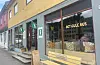 Turistinformasjonen ligg nå hos butikken Det gule hus». Her er det trapp inn, utan rekkverk.