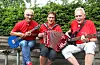 Hans Wigelius (kasserar), Solveig Ilstad (nestleiar) og Ingve Handeland (leiar og sekretær) utgjer styret i Sauda trekkspillklubb. Dei har høvesvis 13, 30 og 14 år som medlemmer i trekkspelklubben.