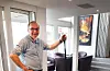 Hotellsjef og altmulegmann på Kløver Hotell, Jan Nordbø, i sving med moppen i hotellobbyen.