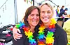Ekteparet Vibeke Stavang og Anya Markhus storkoser seg under Pride-arrangementet på Rådhusplassen søndag.