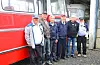 Ein del av Vindafjord veteranbusslag og Johannes Brekke (med raud caps).