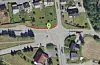 Solbrekkrysset skal få fotgjengarfelt med nytt fortau (raud strek) på nordsida av krysset. Grafikk: Norkart/Sauda kommune.