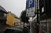 Politiet delte ut parkeringsbøter i Sauda sentrum tysdag til dei som bruker korttidsparkeringa som langtidsparkering. Bilane på bildet er tilfeldig avbilda.