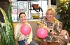 Sentrumsbutikkane vil bli pynta med rosa ballongar, enkel servering – og masse gode tilbod. Eline Lillehammer Birkeland (til venstre) og Linda Dolmen gler seg til ein travel og kjekk dag på jobb.
