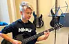 Brynjar Ness øver på låta ”We will rock you” frå musikalen med same namn. No må han og dei andre kulturskuleelevane vente til slutten av januar med å framføre for publikum.