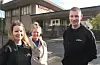 Komande laurdag startar årets Sauda Gathering i Saudahallen. Frå venstre. Dagleg leiar i Sauda idrettslag, Kristina Sandanger, medhjelpar i idrettslaget Beate Austerheim Dahl og fast crew-medlem Roy Petter Rydningen.