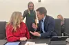 Senterpartiet etterlyser tydelege svar frå posisjonspartia. Vegard Birkeland Rød viser overfor partikollegaene Lillian Nordengen og Sigrid Bojesen Fatnes kor viktig det er for han med skikkelege svar.