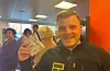 Adrian Huse er tømrar for Frøiland Bygg. I dag, fredag, sat han i kø på biblioteket for å skaffa billettar til Bjørn Eidsvåg-konserten fredag 8. mars. – Eg jobba på dataen medan eg venta, seier han.