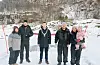 Grunneigarane på Fiveland saman med saudaordføraren. Frå venstre: Herdis Hopland Fiveland, Øystein Dahl Fiveland, Håvard Handeland, Daniel Fiveland, Emilie Mettällä Zaneski og dottera Alina.