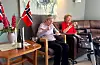 Kitty Herheim (84) og Ågot Tveit koser seg med kaker og noko godt i glaset laurdag, i anledning det store prinsessebryllupet.